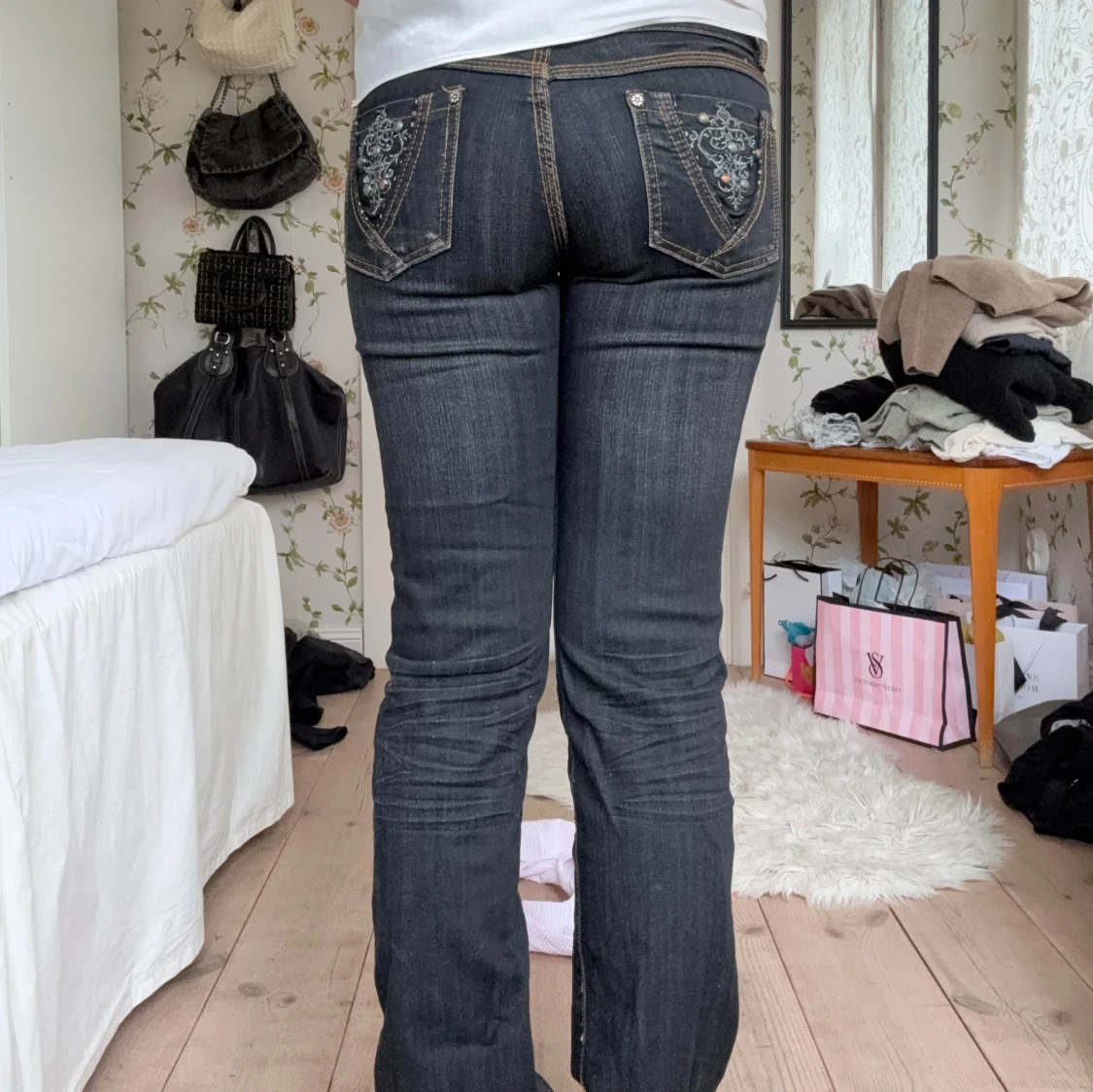 Mörka bootcut jeans med detaljer - 1