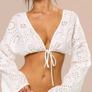 Vit top - Superfin vit croppad blus med broderade hålmönster och vida ärmar. Djup v-ringning och knyt framtill💕💕