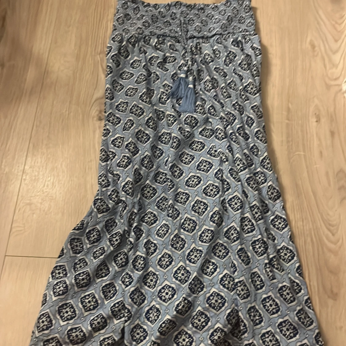 Blå långkjol med mönster och snörning