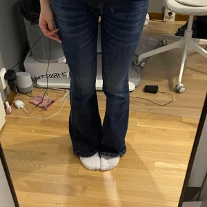 Weekday - flared jeans  - Säljer ett par jättesnygga jeans från Weekday. De är lite slitna vid slutet av byxorna men de sitter fortfarande jättefint. Storlek: W27 L34