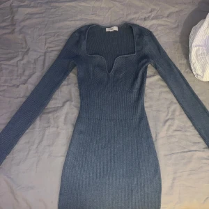 Mörkblå ribbad långklänning H&M XS - Snygg mörkblå ribbad långklänning från H&M i storlek XS. Klänningen har lång ärm, tight passform och en unik v-ringad halsringning. Perfekt för dig som gillar stilrena och bekväma plagg med en twist. Använt ett par gånger, väldigt mjuk och skön och stretchig.🦋