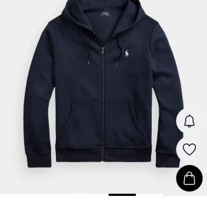 Mörkblå hoodie från Polo Ralph Lauren/ 1 of 1, Den har tyvär ingen Tag för min bror klippte av den! - Säljer en mörkblå hoodie från Polo Ralph Lauren med dragkedja och huva. Tröjan har snörning i huvan, två fickor fram och den klassiska broderade loggan på bröstet. Perfekt för dig som gillar stilren och sportig look.