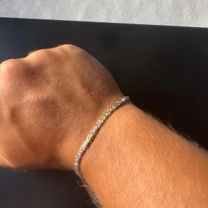 Kordell armband - Nytt armband i äkta 925 silver från Kejsar. Kedjan har en flätad design och smidig karbinhake. Kommer i original ask. Perfekt accessoar för en clean och stilren look. 4mm, 18 cm. Nypris 1199 sek.