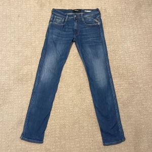Blå Replay jeans slim fit 31/34 - Säljer nu dessa blåa Replay Anbass jeans i storlek 31/34. Jeansen är ändvända men i bra skick. Ny pris ca 1500kr. Vid minsta lilla fundering är det bara att höra av sig.