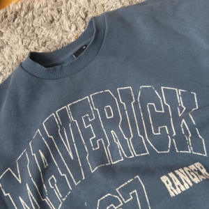 Blå oversized sweatshirt Maverick - Mysig tröja. Tvättar alltid innan köp☺️ använd men inga slitningar osv