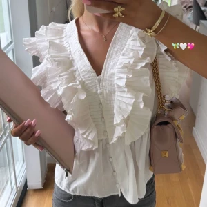 Volang blus  - Populär o slutsåld. Från Yas. Nypris 800kr. Säljer likadan rosa också 