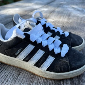Adidas Campus sneakers blå 38⅔ - Mörkblå Adidas Campus sneakers med klassiska vita ränder och breda vita skosnören. Använt skick!