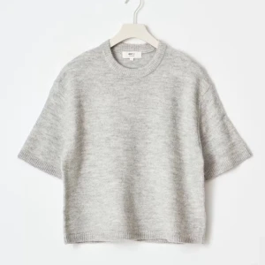 Grå stickad kortärmad tröja - Säljer en grå stickad tröja från Gina Tricot. Den är använd fåtal gånger.