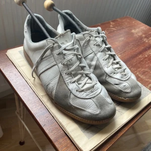 Vintage GATs - Ett par schyssta vintage GATs i rätt så bra skick i storlek 44. Köpte dessa för ett tag sedan och de har några små defekter som inte märks direkt. Riktigt stilrena och tidlösa!