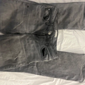 Gråa Lågmidjade jeans från Gina Tricot, strl 38 - Snygga grå jeans från Gina Tricot! De är Lågmidjade och bootcut! Säljer då de ej används!
