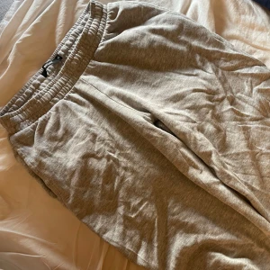 Lågmidjade mjukisbyxor  - Grå mjukisbyxor från Bik Bok i storlek XS. Modellen heter Low waist mjukisbyxa, säljer även ett år likadana i svart . Nypris 499