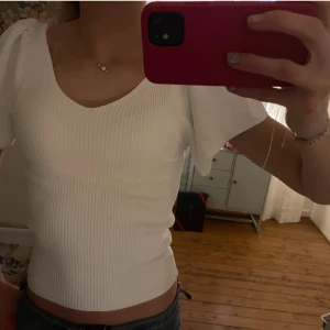 Söt vit topp💞  - Jättesöt topp från märket Only. Jättebra skick inga defekter.💗
