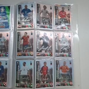 UEFA Euro 2024 Match Attax Legend Signature Style - Samlaralbum med Match Attax Legend Signature Style-kort från UEFA Euro 2024! Innehåller legendariska fotbollsspelare som Zidane, Shearer, Buffon, Iniesta och fler. Perfekt för unga fotbollsfans och samlare som vill ha en cool och inspirerande kollektion.