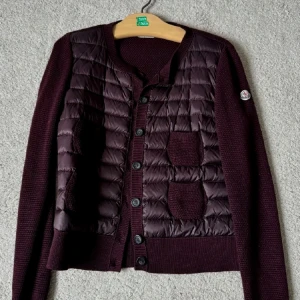 Moncler Cardigan  - Intressekoll på min Moncler Cardigan i en modell som inte säljs längre. Storlek L men skulle säga att den är liten i storleken så sitter mer som en XS-M. Pris kan diskuteras. Jag bär S i vanliga fall och den passar super, kan lösa bilder hur den ser ut på vid intresse. Pris kan absolut diskuteras vid snabb affär