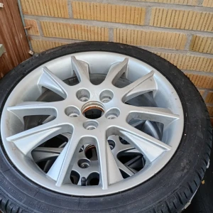 SAAB däck Michelin Radial X 225/45 ZR17 91W. - Mycket fina SAAB Däck med fälg Michelin Radial X 225/45 R17 91 W. Mönsterdjup 9 mm-1cm . välbevarade. Hämtas i Skene och skickas ej obs 3 st.