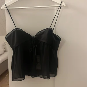 snygg topp - snygg topp från zaras kappen kvar då den inte kommit till användning, passar S-L beroende på hur man vill att den sitter!💓