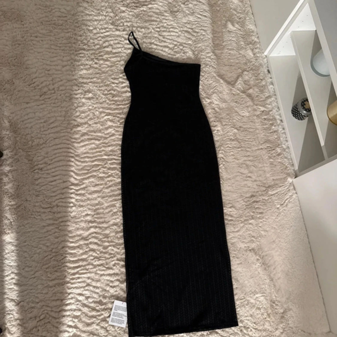 Svart glittrig one shoulder långklänning