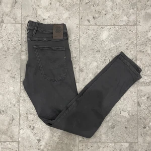Replay Hyperflex Anbass grå jeans - Gråa Replay Anbass Jeans || Storlek W31 L32 || Jeansen är i bra skick, däremot en fläck som syns på bild 2|| Mitt pris 599kr || Tveka inte på att höra av dig vid frågor eller funderingar 