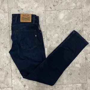 Marinblåa Replay Anbass slim jeans - Blåa Replay Anbass Jeans || Storlek W30 L32 || Jeansen är i bra skick || Mitt pris 599kr || Tveka inte på att höra av dig vid frågor eller funderingar 