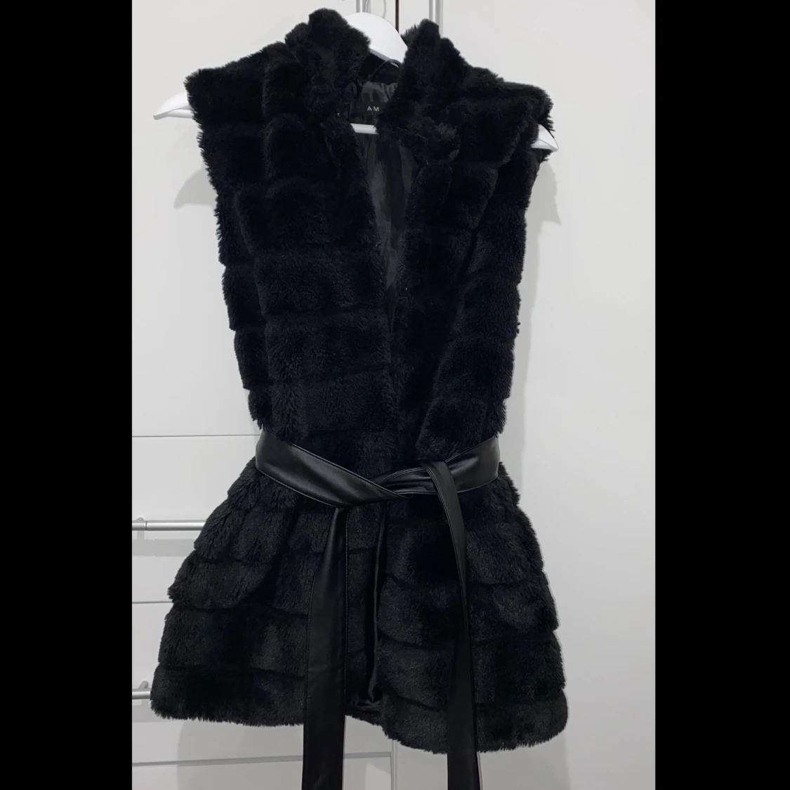 Svart pälsväst med bälte