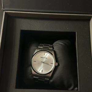 Zadig & Voltaire silverfärgad klocka - Zadig klocka, använd fåtal gånger💕