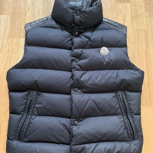 Moncler Tib väst - Moncler Tib väst säljes. Skick : 9/10. Passar inte riktigt in i min stil men är i övrigt en väldigt fin väst. Äkta såklart!