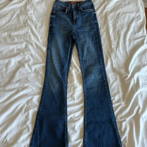 Bootcut jeans med slit - Mörkblå bootcut jeans med slit i sidan från Odenim. Strl 32/34 och stretchiga. Använda fåtal gånger, i nyskick. Säljer då dem e för små. Nypris 1 600 kr, mitt pris 350 kr. Tryck gärna på ”köp”.