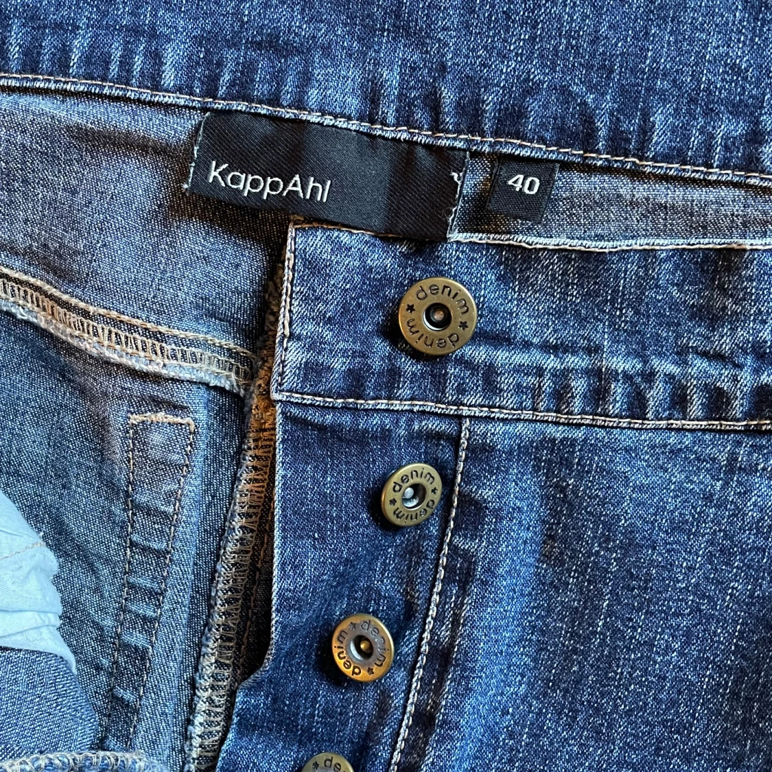 Blå jeans från KappAhl med broderad ficka - 1