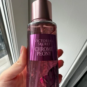 Victoria's Secret Chrome Peony mist - Fräsch body mist från Victoria's Secret i doften Chrome Peony. Doften har inslag av champagne, hallon och daggfrisk pion. Volym: 250 ml. Ny