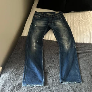 Diesel Jeans - Säljer dessa fina Diesel jeans i nyskick. Jeansen      är storlek W31, L32.                                                           Midjemått: 41cm, Ytterbensmått: 108cm.