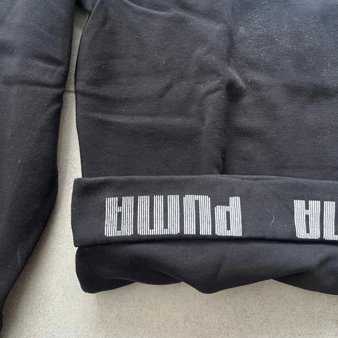 Svart sweatshirt från Puma med logga - 1