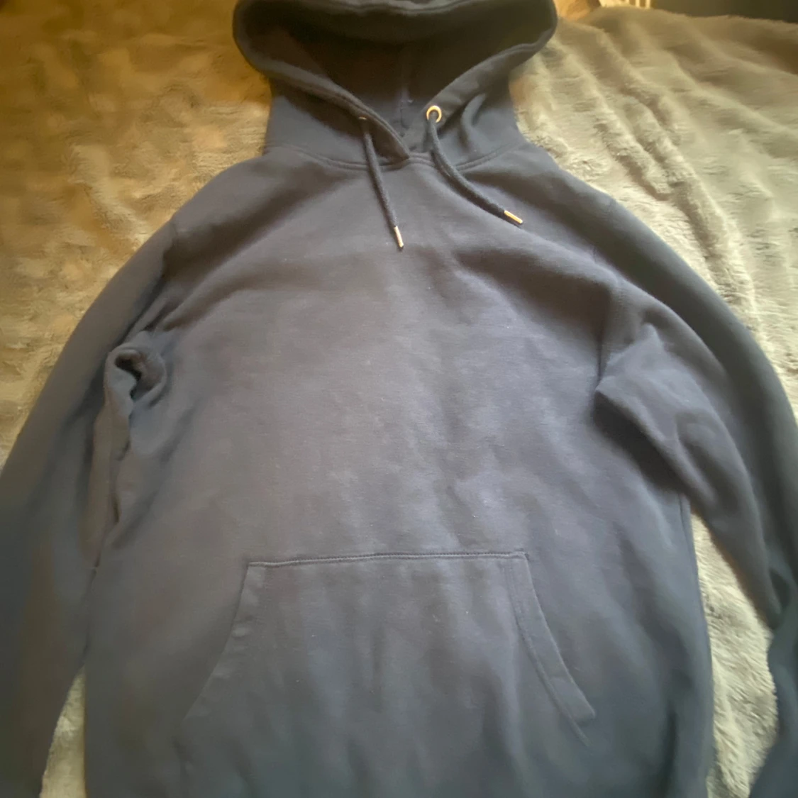 Mörkblå hoodie med huva och ficka