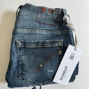 Dondup George Jeans - Säljer dessa Dondup George Jeans, en riktigt snygg modell, Köpta Nya på United Fashion ett tag sedan för mellan 3000-4000kr, inga stora skador🙌🏼