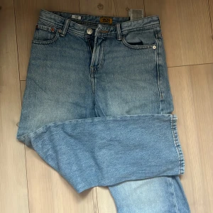 Ljusblå jeans från Jack & Jones 152 - Snygga ljusblå jeans från Jack & Jones i klassisk femficksmodell. Jeansen har raka ben, normal passform och är tillverkade i bomullsdenim. Perfekta för dig som gillar en enkel och tidlös stil.