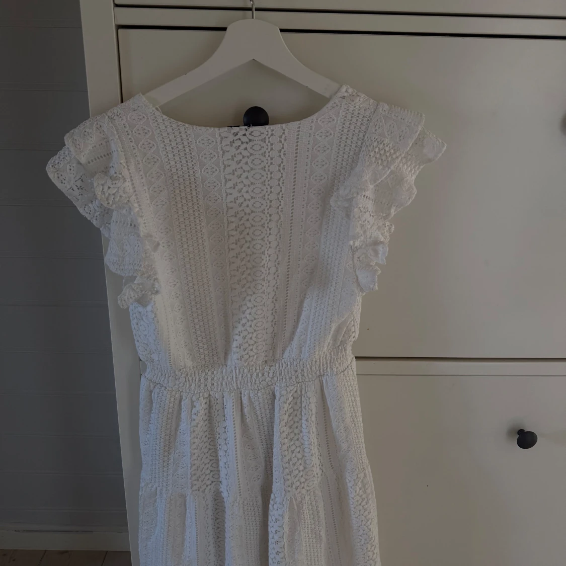 Vit spetsklänning med volangärmar - 1