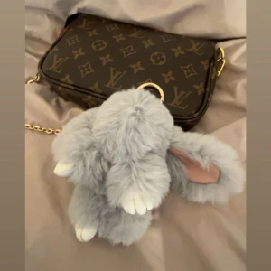 Väsk accessoar  - Produkten liknar labubu. Söt och passar de flesta väskorna 