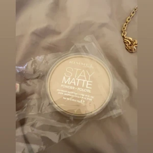 Rimmel Stay Matte puder - Rimmel Stay Matte är ett pressat puder i en ljus beige nyans. Ger en matt finish och håller huden fräsch hela dagen. 