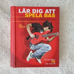 Lär dig att spela bas bok - Perfekt handbok för dig som vill börja spela elbas! Lär dig grunderna i pop, rock, blues, country, funk och reggae. Full med lektioner, tabulatur, bilder och tips. Innehåller även CD att öva till och inköpsguide för nybörjare. Fint skick!