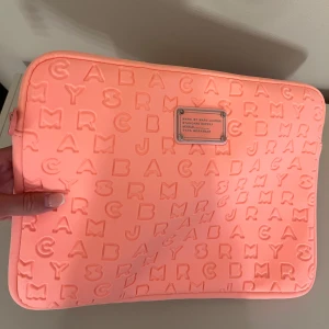 Datorfodral Marc Jacobs  - Säljer detta så fina datorfodralet från Marc Jacobs🥰🤩🤩jätte bra skick förutom lite rost på loggan och dragkedjan! 