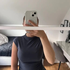 Blå soft touch neck top i XS från Gina Tricot  - Pris går alltid att diskutera😁!