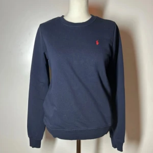 Ralph Lauren tröja  - Marinblå Polo Ralph Lauren sweatshirt i storlek s. Använd fåtal gånger så i princip i nyskick. Nypris över 1000kr