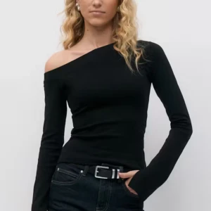 Svart oneshoulder långärmad topp - Snygg svart långärmad topp med oneshoulder-design. Toppens passform är tight och den har en stilren, minimalistisk look. Perfekt att styla med både jeans och kjol. Mjuk och stretchig bomullsblandning som sitter skönt på kroppen.