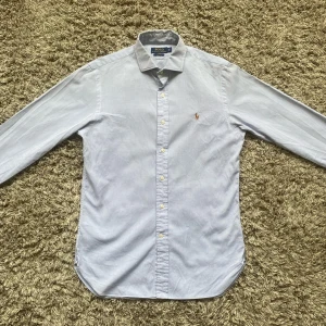 Ralph lauren skjorta - Säljer denna rikigt snygga Ralph lauren skjortan!⭐️Storlek M / SLIM FIT!🤝Skick : 9,5/10!👍Hör gärna av er om ni har funderingar!🙌