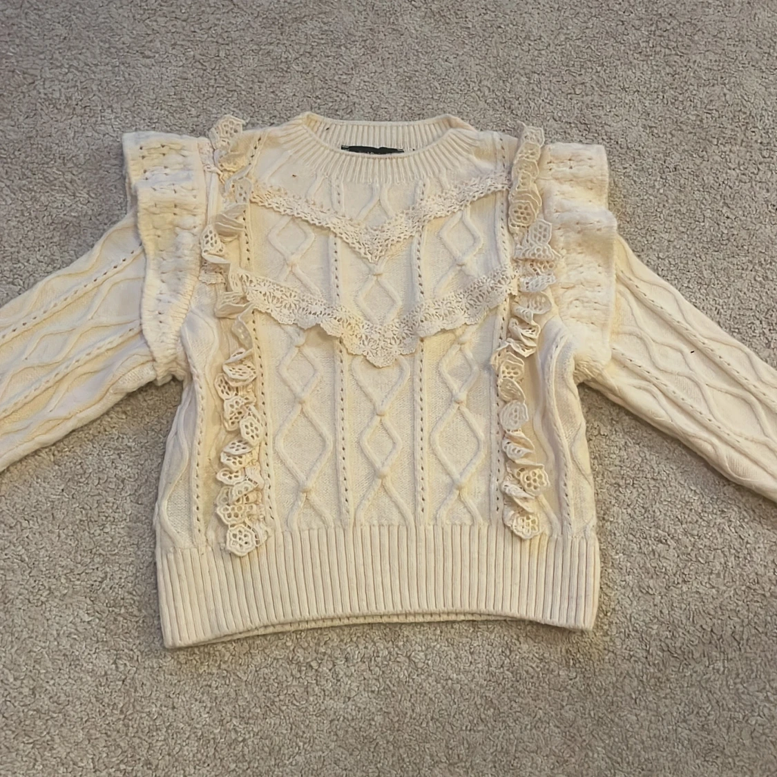 Stickad tröja volanger - 1