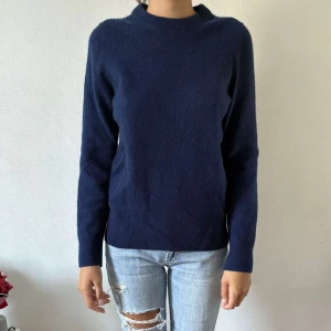 Mörkblå kashmirtröja  - En stilren mörkblå kashmirtröja. Tröjan har en klassisk passform och är supermjuk, perfekt att bära till jeans eller kjol! Endast nopprig! Annars i god skick!🌸🌸