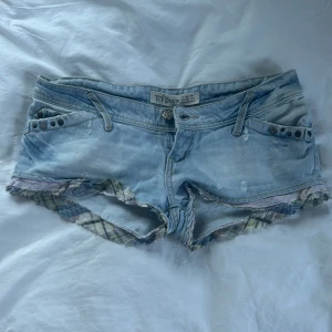 Lågmidjade jeansshorts  - Snygga ljusblå jeansshorts i storlek 40 som motsvarar L men skulle säga att det passar någon som har 36/38 i storlek då dom är små i storlek! 🥰
