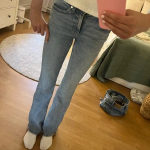 Ljusblå jeans - Jag säljer dessa ljusblå bootcut jeans i storlek 32 från Gina Tricot. De är använda ett fåtal gånger. Pris kan diskuteras!🩷