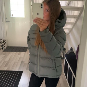 Peak jacka!! - Suuper snygg inte använd, men vid närmare koll på dragkedjan finns mindre repa!! 4200kr nypris, 3500kr snabbt köp 🤍🤍🤍 Köp på min Vinted vid köp (bimlindgrenapa) Är mörkare i verkligheten!