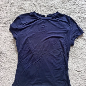 Mörkblå basic t-shirt - En enkel och stilren mörkblå t-shirt med rund hals och korta ärmar. T-shirten har en klassisk passform och är gjord i mjukt bomullstyg. Köpt från shein och kommer inte mer till användning. 
