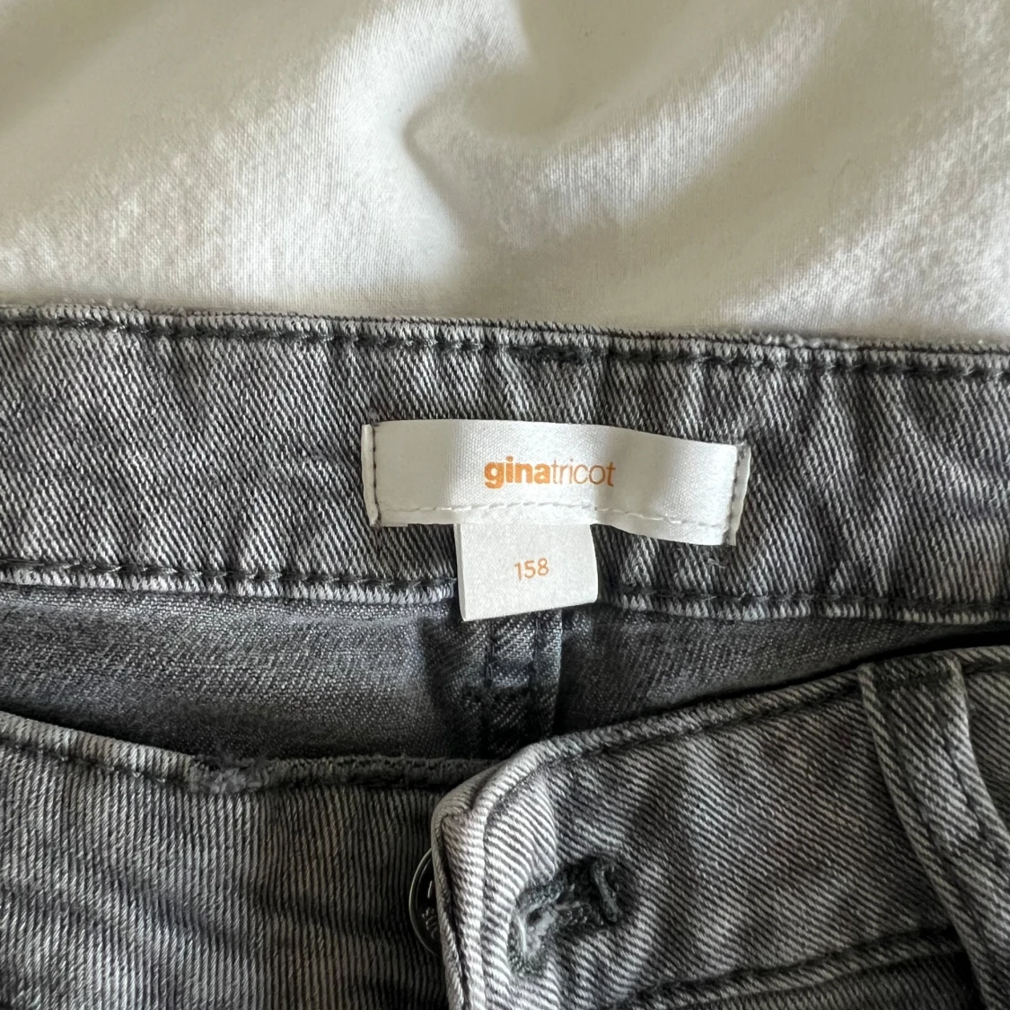 Grå bootcut, lowwaist jeans från  - 3